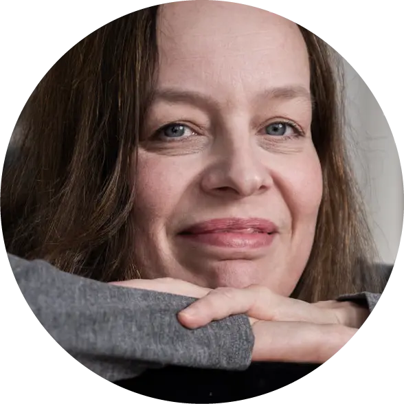 Zaza: eine freundliche Frau lächelt in die Kamera